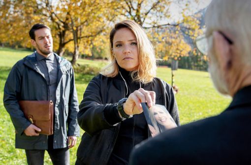 Lisa Kuen (Patricia Aulitzky) und Yusuf-Demir (Dominik Raneburger, li.) ermitteln in Kuens  Tiroler Heimatdorf. Foto: ZDF/Laab Heinz