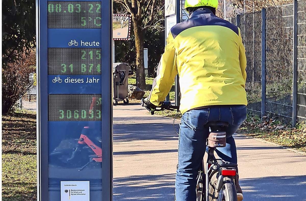 Auch bei niedrigen Temperaturen  sind an der Zählstelle in Untertürkheim  Radfahrer unterwegs. Foto: Sebastian Steegmüller