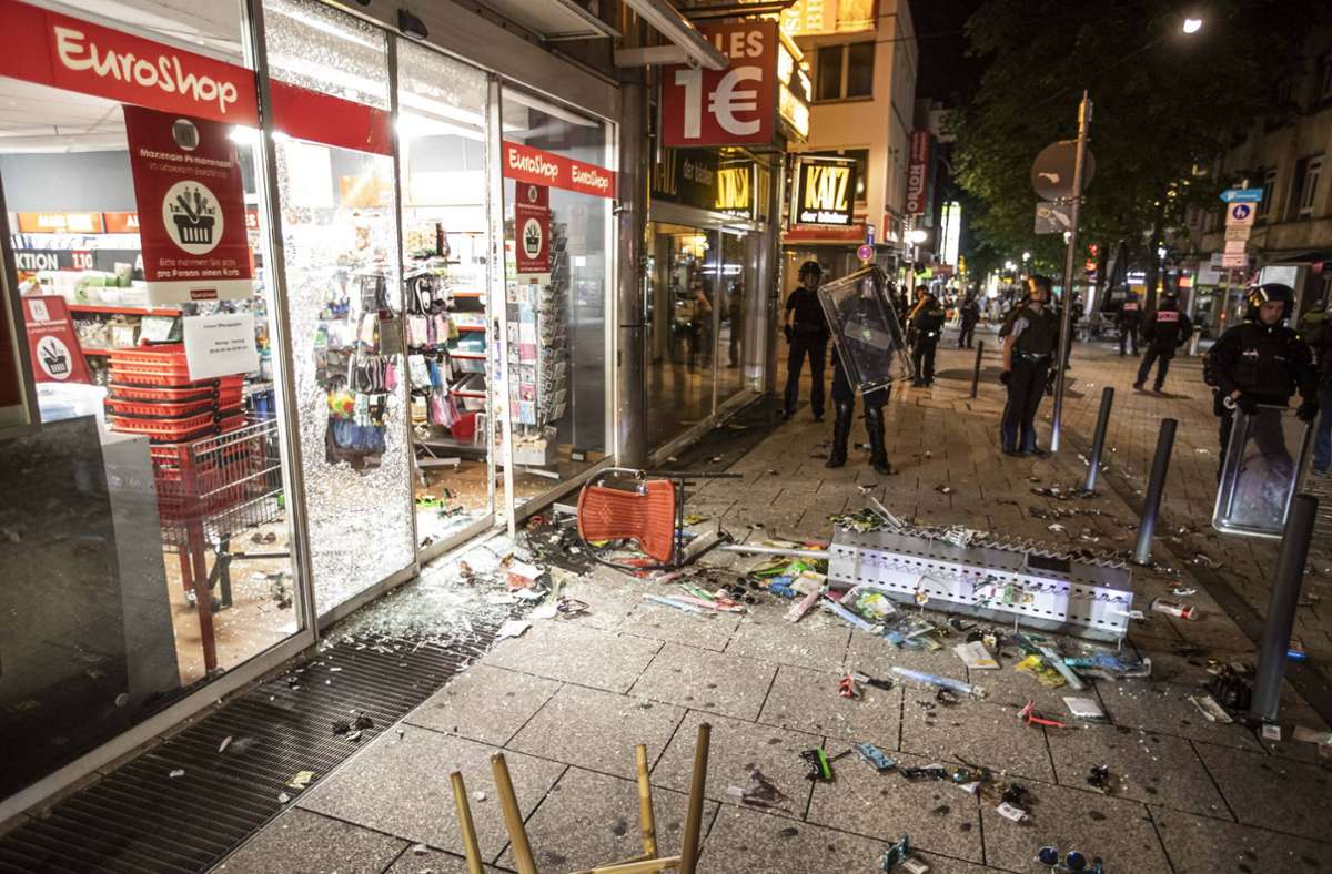 Szenen der „furchtbaren Nacht“: geplünderter Laden in der Stuttgarter Innenstadt.