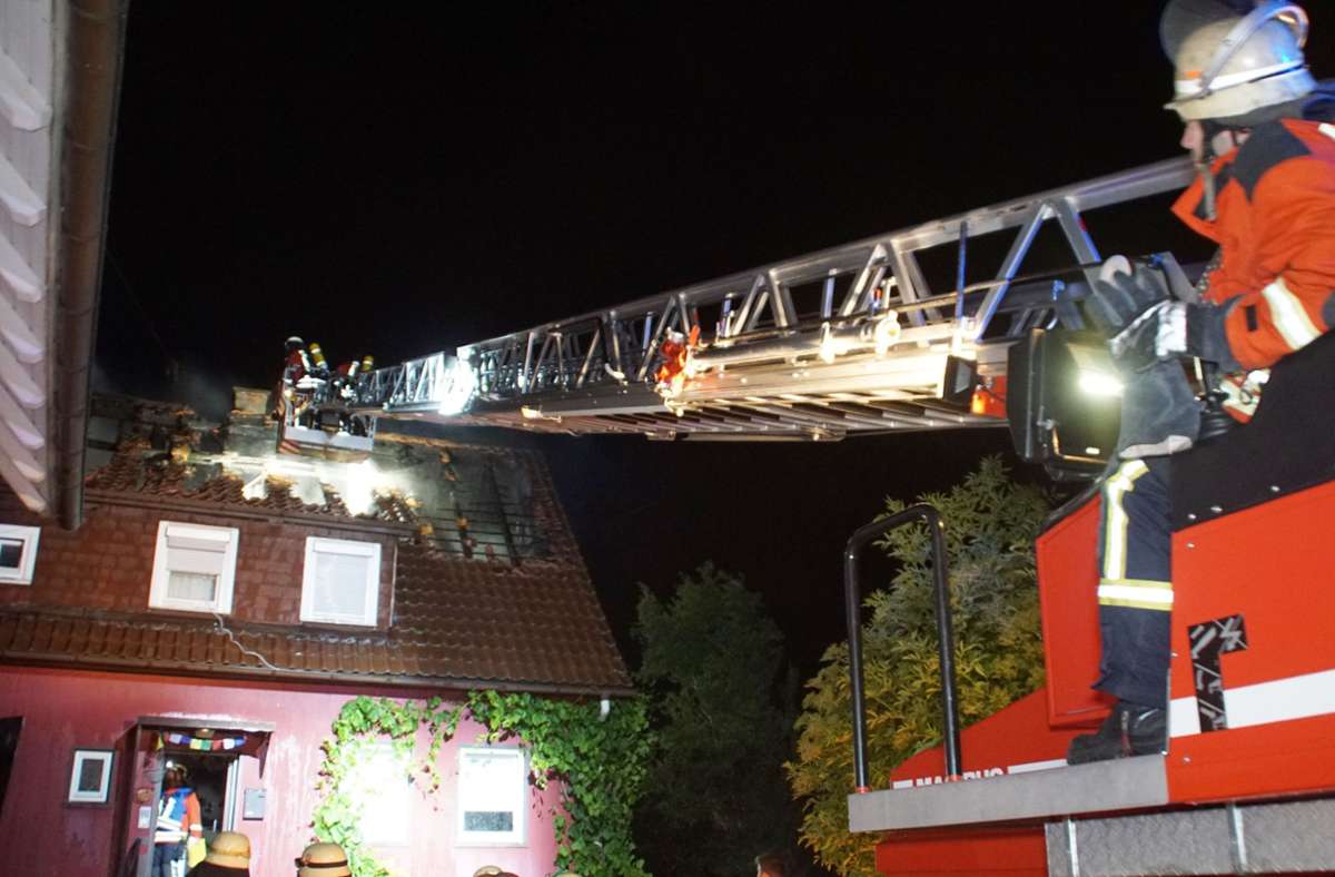 Die Feuerwehr versucht den Dachstuhl zu löschen.
