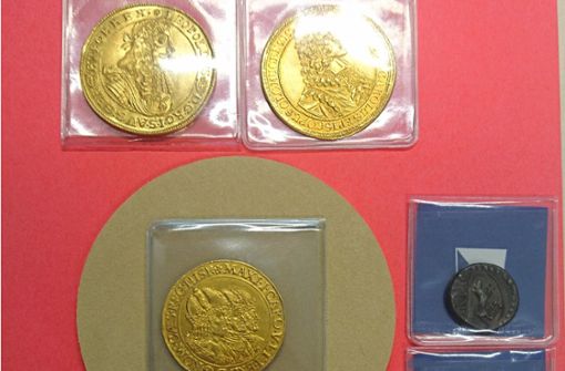 Die sieben Münzen haben einen geschätzten Gesamtwert von 120.000 Euro. Foto: Hauptzollamt Singen