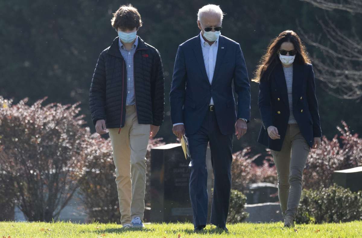 Joe Biden (Mitte) geht gemeinsam mit seinem Enkel Hunter (links) und seiner Tochter Ashley  zu den Gräbern seiner verstorbenen Familienangehörigen.