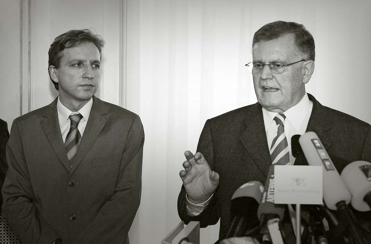 Bei einer Pressekonferenz mit Ministerpräsident Erwin Teufel erklärt Christoph Palmer (links)  am 25. Oktober 2004 seinen Rücktritt als Staatsminister – einen Tag nach den Ohrfeigen im Ratskeller.