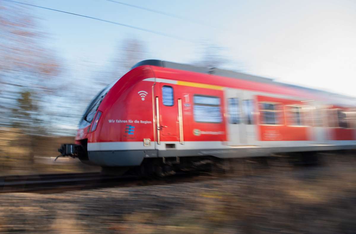 In einer Stuttgarter Bahn der Linie S1 soll eine Frau sexuell belästigt worden sein. Foto: dpa/Tom Weller