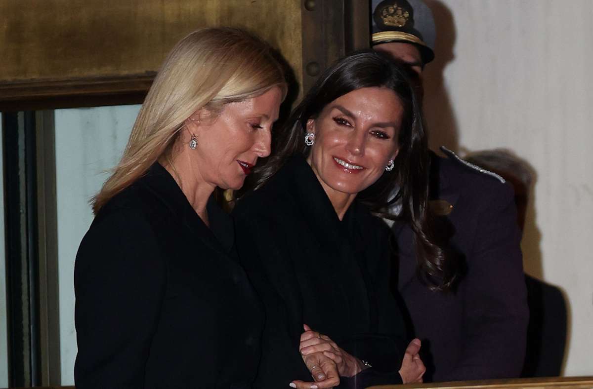 Spaniens Königin Letizia (rechts) spricht mit Prinzessin Marie Chantal, der Schwiegertochter von Konstantin II.