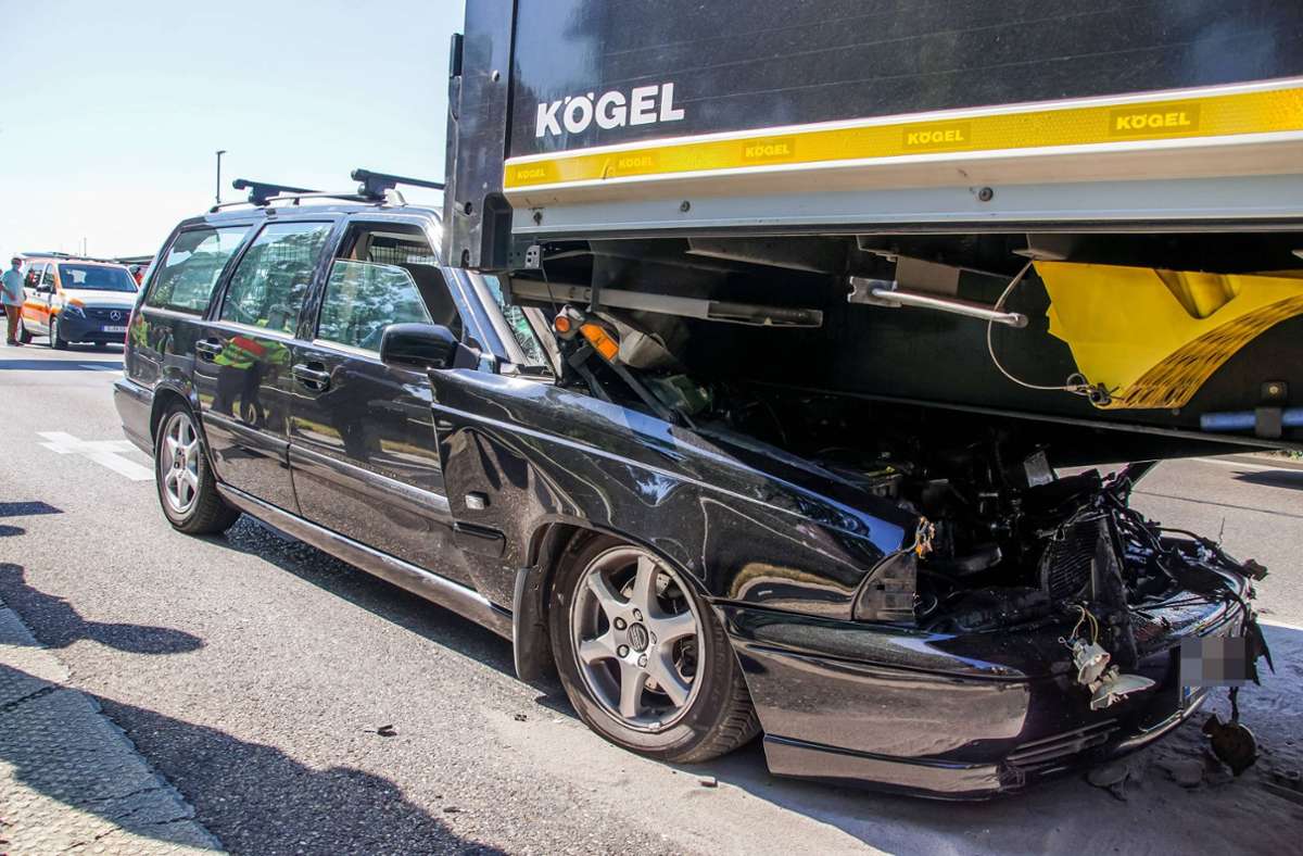 Unfall in Stuttgart: Autofahrer prallt auf B10 in Lastwagen – Feuerwehr im Einsatz