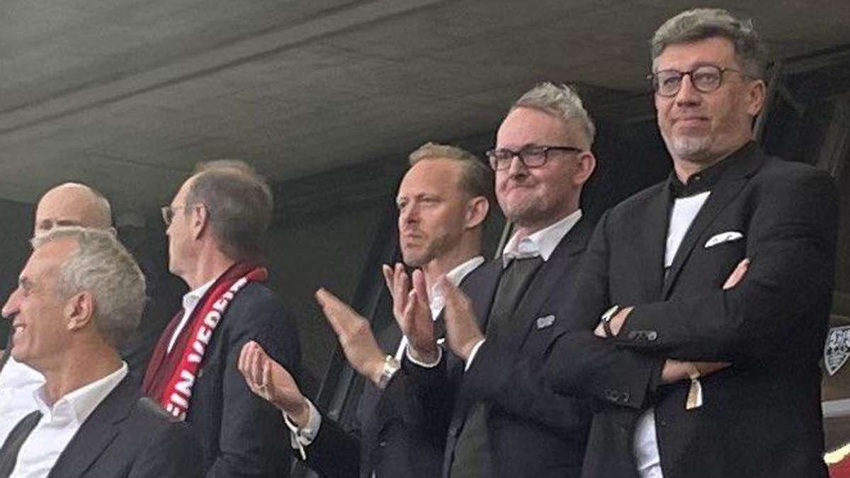 Auf der neuen Haupttribüne beim Spiel gegen Heidenheim: VfB-Präsident Claus Vogt neben dem VfB-Vorstandsvorsitzenden Alexander Wehrle und dem Marketing-Vorstandsmitglied Rouven Kasper (von rechts)