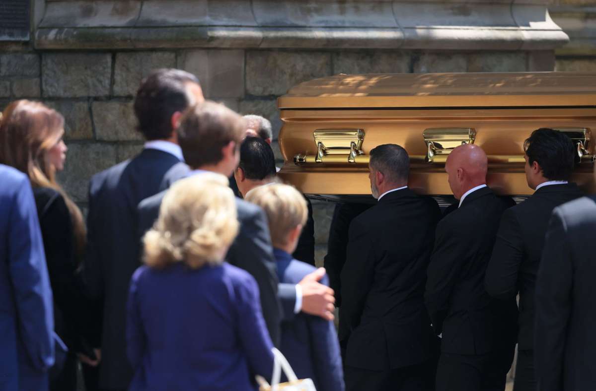 Familienmitglieder und Freunde erwiesen der in der vergangenen Woche gestorbenen Ivana Trump die letzte Ehre.