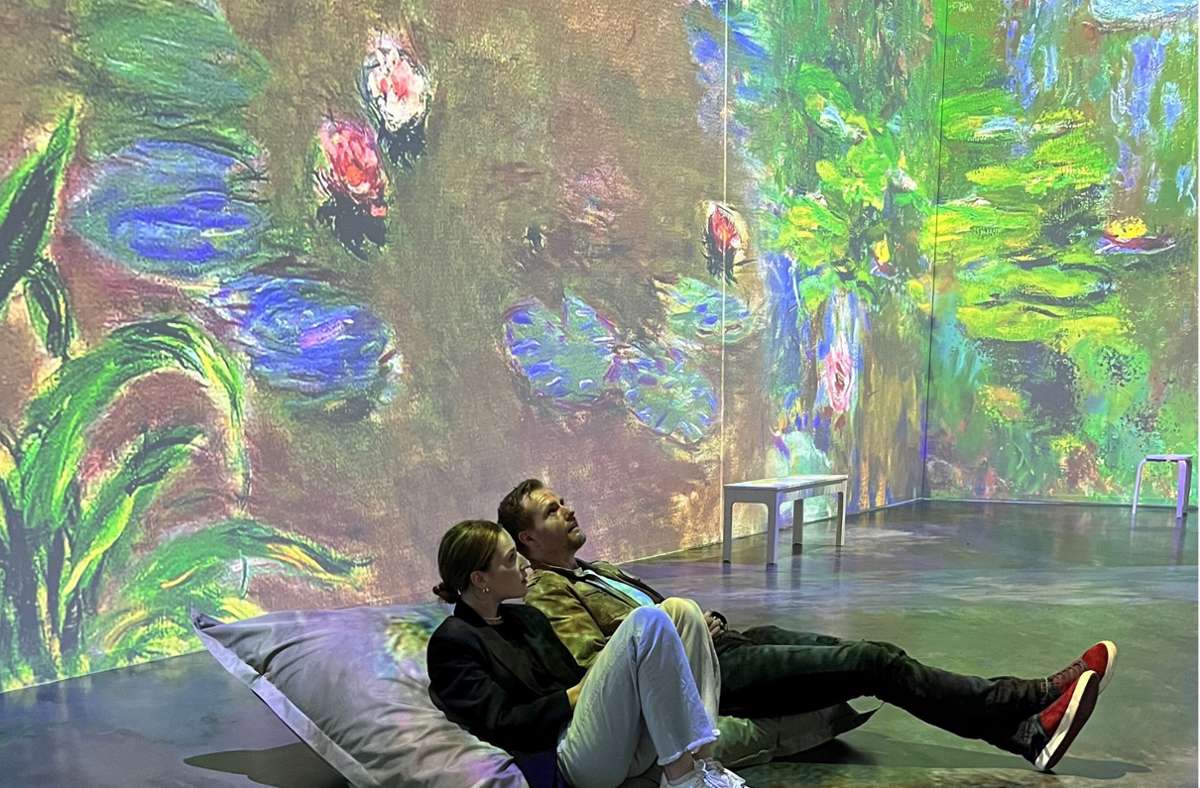 Auf Sitzsäcken liegend taucht man in Monets Malerei ein.