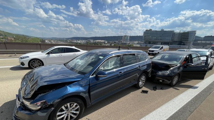 Hoher Schaden und Stau durch Unfall mit fünf Autos