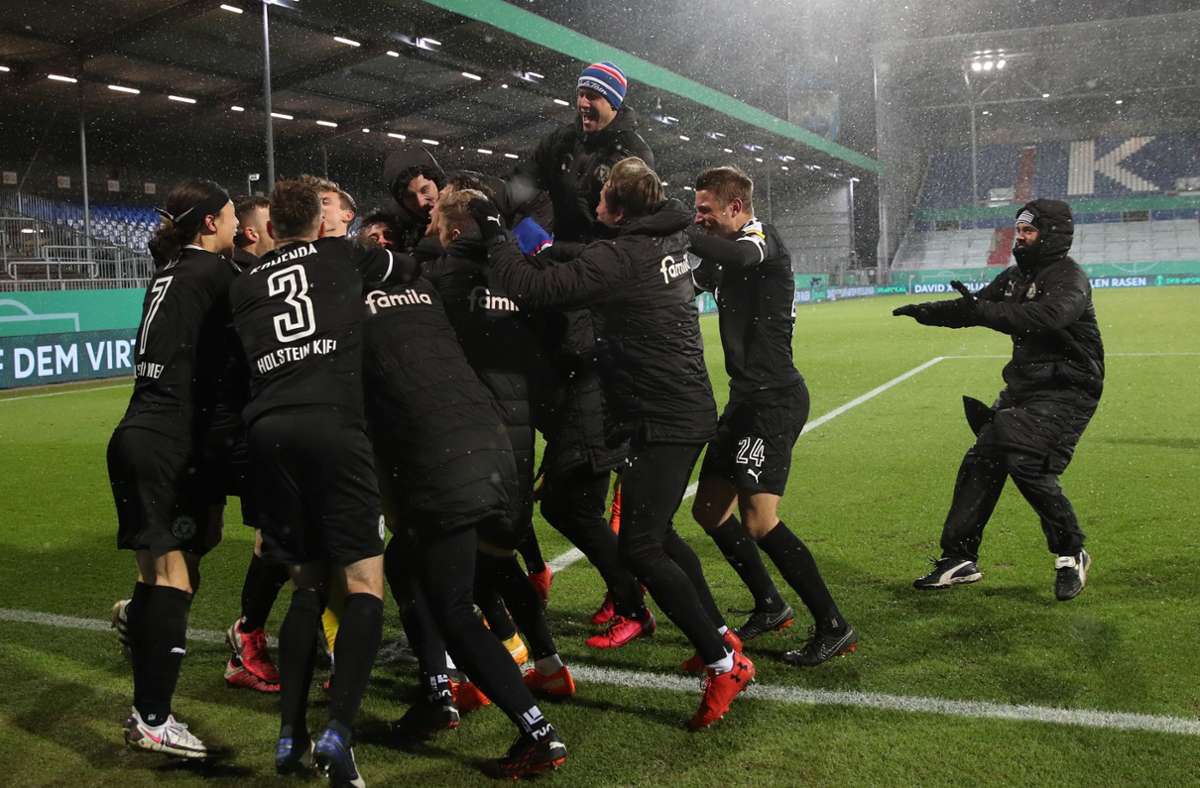 Sensations-Aus für Bayern München: Zweitligist Holstein Kiel schießt Rekordmeister aus dem DFB-Pokal
