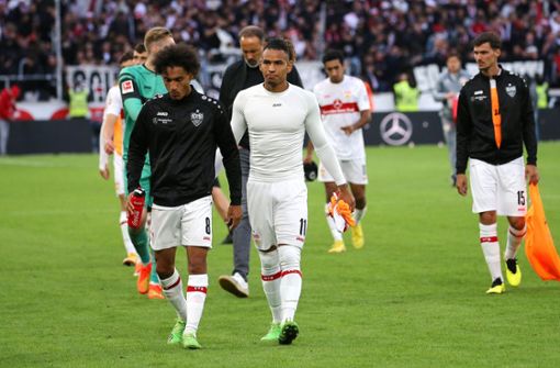 Die Protagonisten des VfB Stuttgart schleichen enttäuscht vom Platz. Foto: Pressefoto Baumann/Julia Rahn