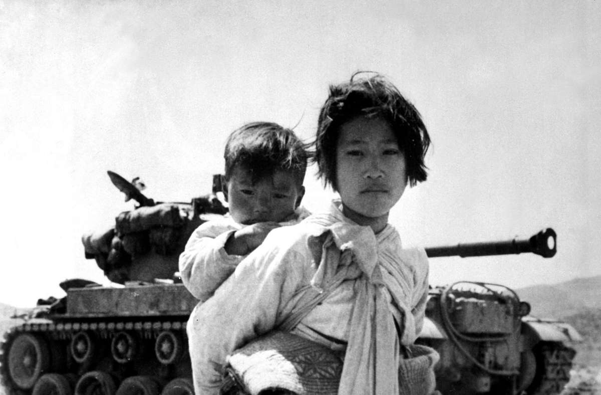 Zivilisten im Koreakrieg: Der erste Stellvertreterkrieg wurde von 1950 bis 1953 auf der koreanischen Halbinsel ausgetragen. Als die Nordkoreaner 1950 die Grenze zum Süden überschritten, griffen die USA auf der Seite Südkoreas militärisch in den Konflikt ein. Die Sowjetunion hingegen lieferte Nordkorea Waffen, China intervenierte mit rund 200 000 Soldaten. Der Krieg endete 1953 und festigte die Teilung Koreas.