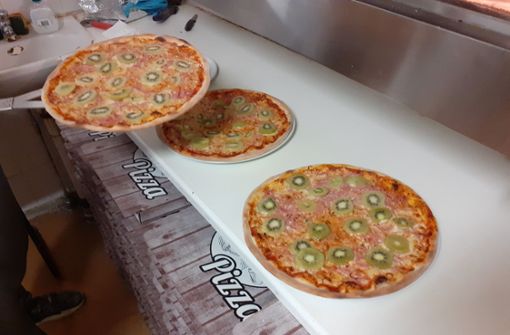 Ein Schwede hat sich diese Pizza-Kreation mit Kiwi ausgedacht. Foto: dpa/Privat