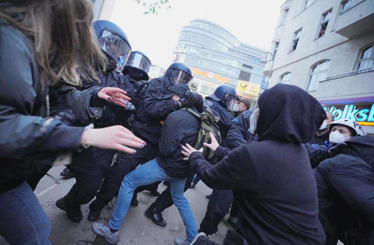 Teilnehmer und Polizei geraten beim Demonstrationszug linker und linksradikaler Gruppen  aneinander.