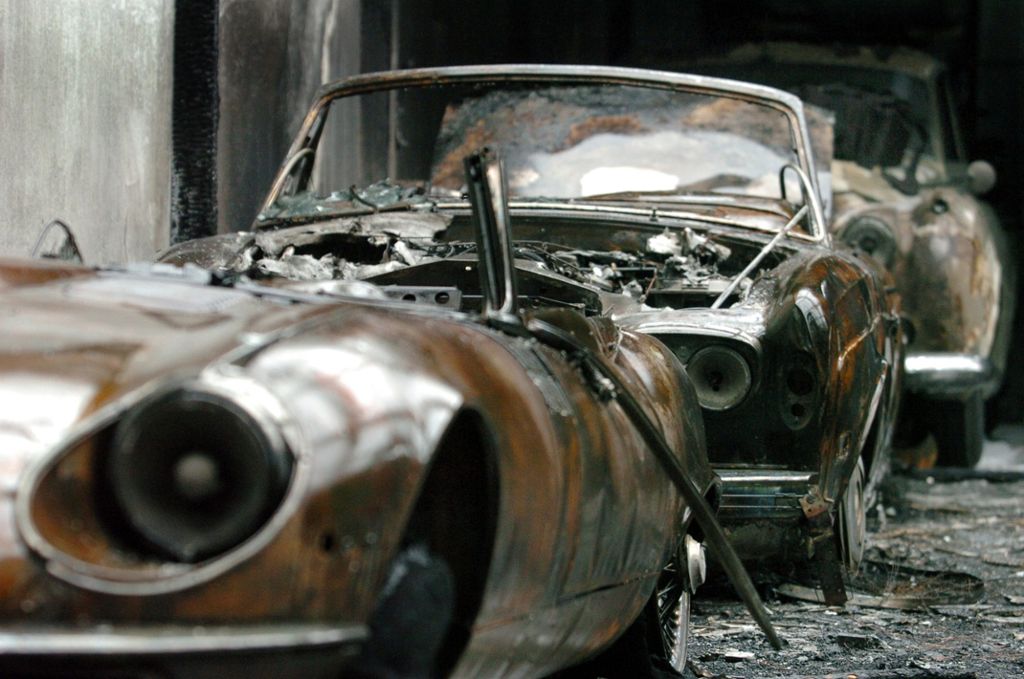 Dach kracht auf die Fahrzeuge: Millionenschaden bei Brand in Oldtimer-Garage am Bodensee