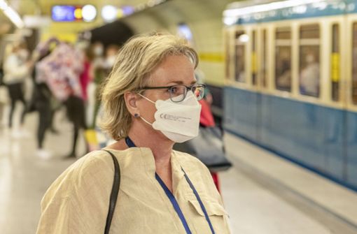 Noch Pflicht in Bahn und Bus: die Maske Foto: IMAGO/Wolfgang Maria Weber