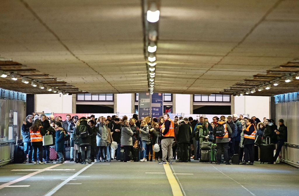 Feuerwehreinsatz  am Stuttgarter Hauptbahnhof: Ruhige Evakuierung, genervte Fahrgäste