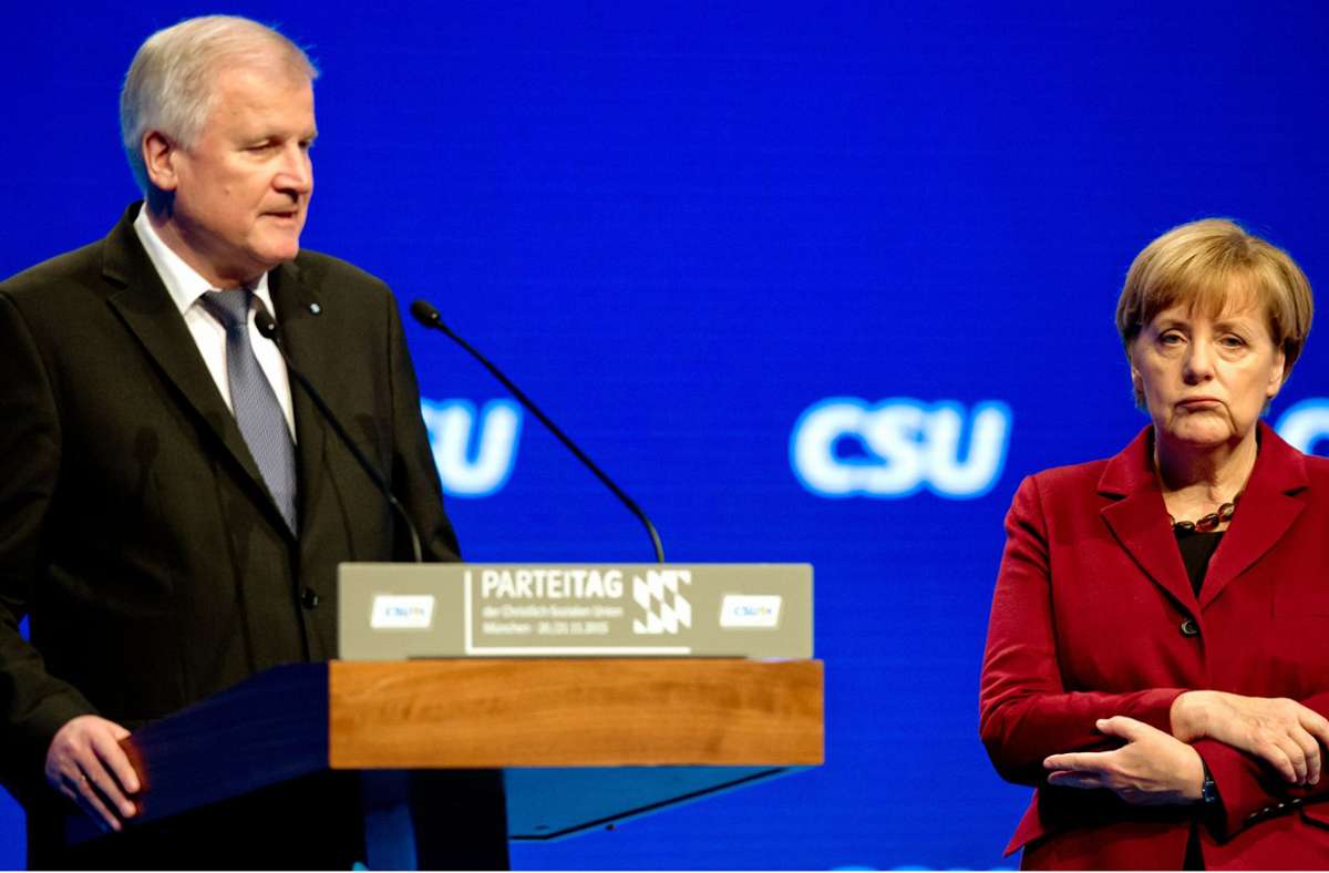 Horst Seehofer: CSU-Politiker baut Merkel-Figur in seine Modelleisenbahn ein