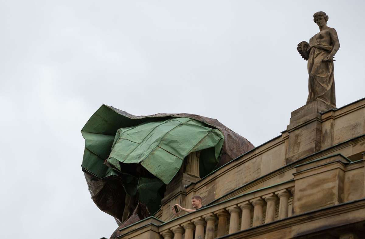 So sah es nach dem Sturm am 28. Juni dieses Jahres aus: ein Teil des abgerissenen Kupferdaches hing noch am Dach des Opernhauses fest.