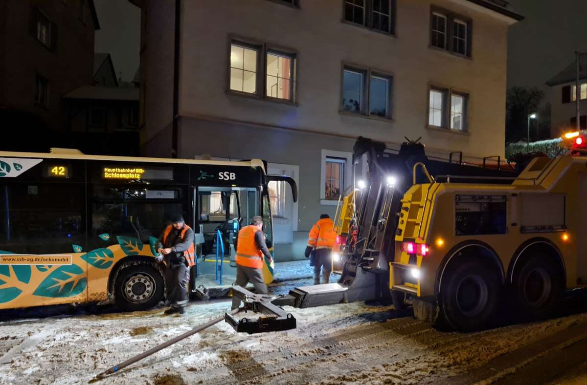 In der Aspergstraße musste ein Gelenkbus der Linie 42 mit einem Spezial-Abscheppwagen der SSB wieder auf die Fahrbahn gezogen werden. Danach ging die Fahrt weiter. Foto: Sebastian Steegmüller