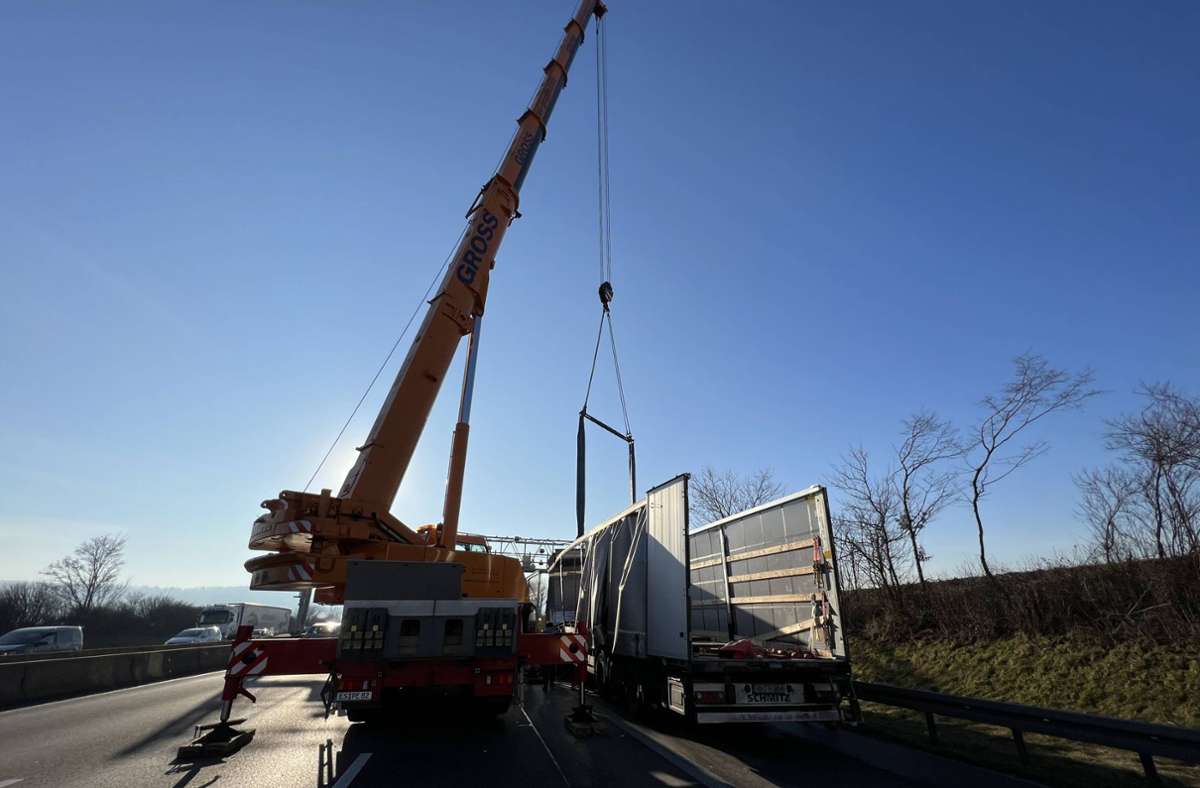 Fahrtrichtung Stuttgart: 20 Tonnen Lkw-Ladung verrutschen – Kran auf der A 81