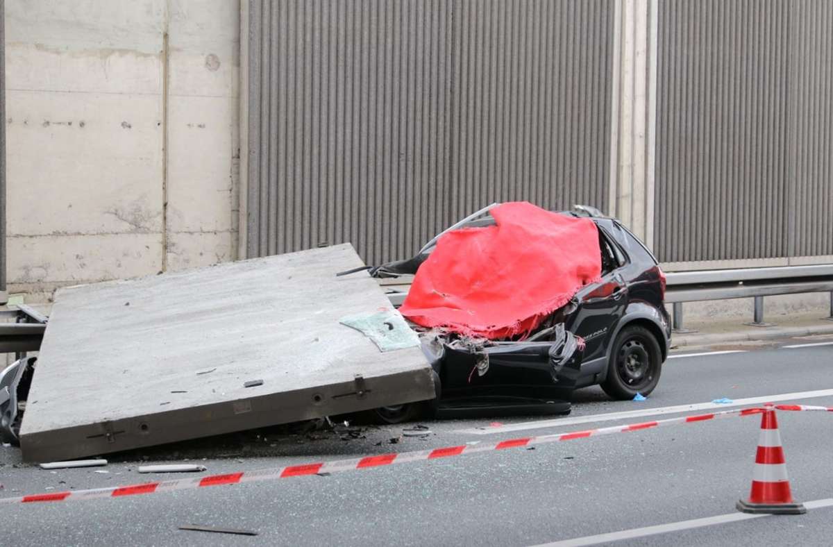 Fahrerin stirbt auf A3 bei Köln: Betonteil stürzt auf Auto