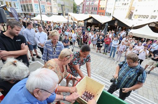 Das Traubenpressen vor dem Rathaus gehört zum Weindorf dazu. Foto: Lichtgut/Leif Piechowski