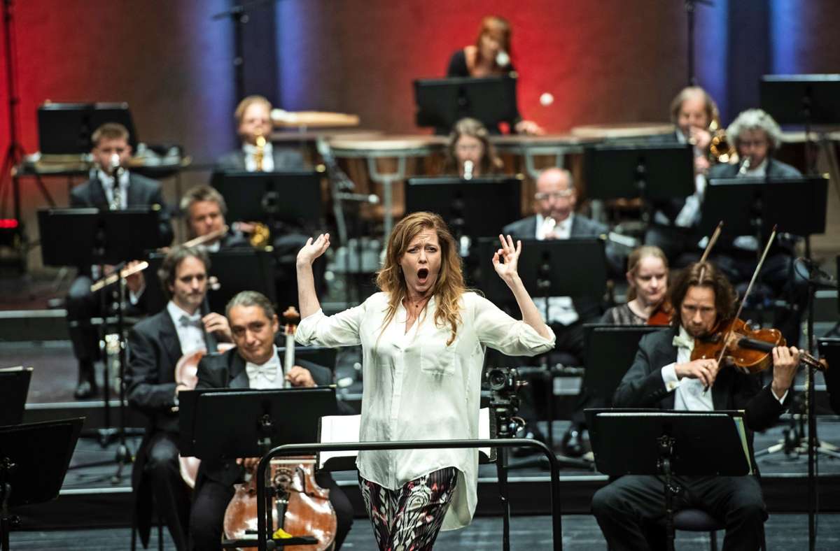 „I got Rhythm“: Barbara Hannigan, singend und dirigierend vor dem Ludwigsburger Festspielorchester, bei einer Suite aus Gershwins „Girl Crazy“ Foto: Reiner Pfisterer