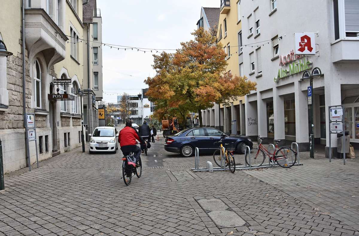 Auf dem Obertürkheimer Markt kommen sich oft Radler, Autofahrer und Fußgänger in die Quere. Foto: Mathias Kuhn