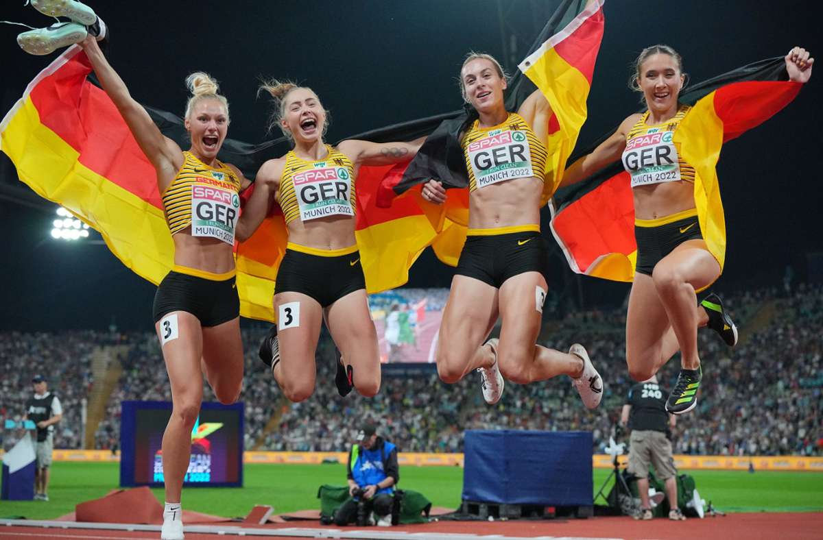 GOLD: Deutsche Frauenstaffel (Sprint) – Lisa Meyer, Gina Lückenkemper, Alexandra Burghardt und Rebekka Haase (von links nach rechts) sorgten für den goldenen Abschluss der deutschen Leichtathletik-Party in München. „Das ist unfassbar geil“, sagte Lückenkemper, die die Sprintstaffel über 4x100 Meter vor einem tobenden Publikum in 42,34 Sekunden vor Polen (42,61) und Italien (42,84) zum Sieg geführt hat. Lückenkemper holte damit fünf Tage nach ihrem überraschenden Triumph über die 100 Meter ihre zweite Goldmedaille. Bei der Ehrenrunde erhoben sich rund 45.000 Fans von ihren Sitzen und sorgten für Gänsehautstimmung