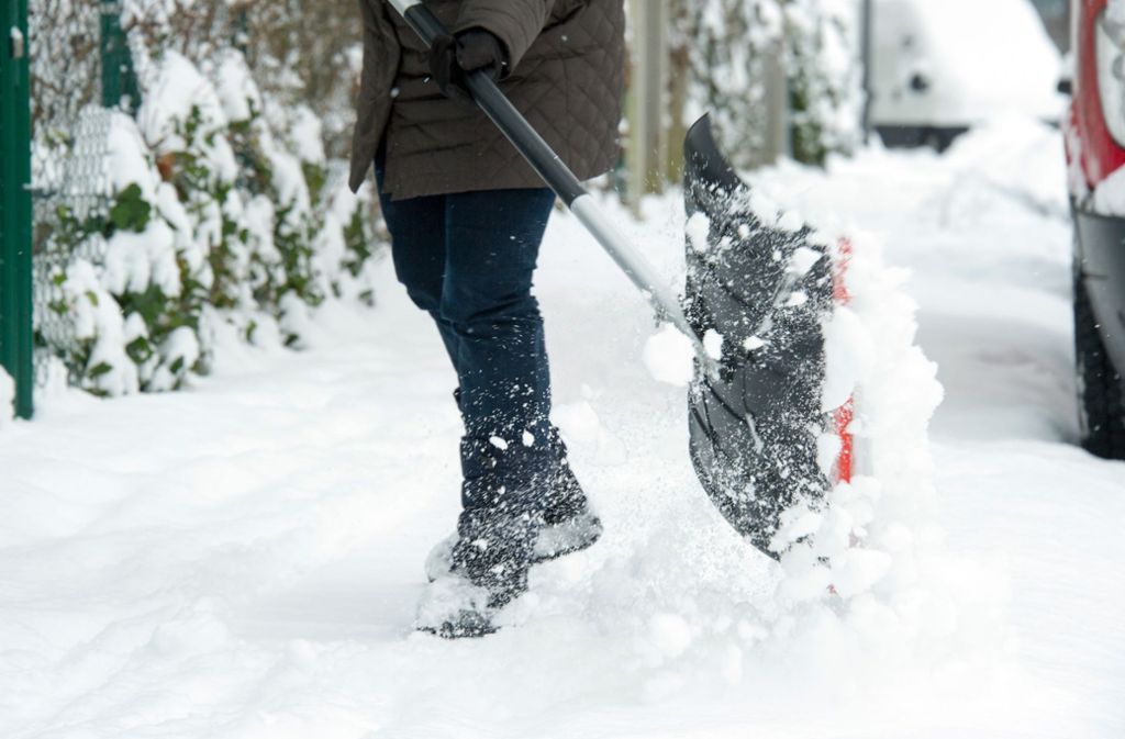 Anlieger müssen den Gehweg von Schnee befreien  – Streusalz  schadet der Umwelt: Wer Schnee nicht räumt, zahlt