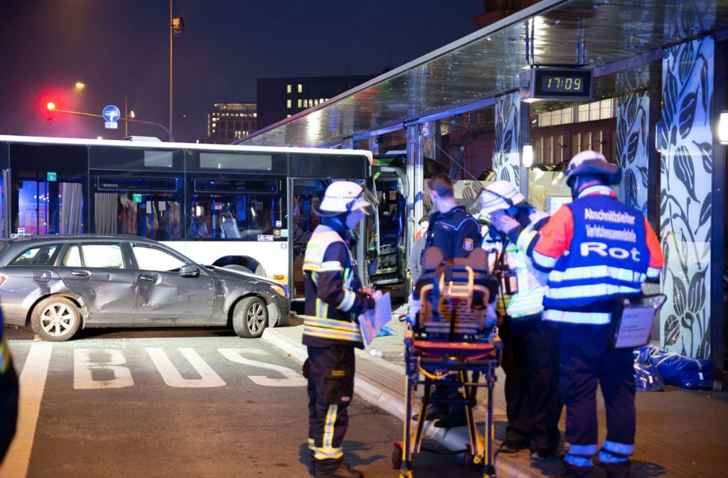 Hauptbahnhof Wiesbaden: Ein Toter und 23 Verletzte bei Busunfall –  Ermittlungen laufen