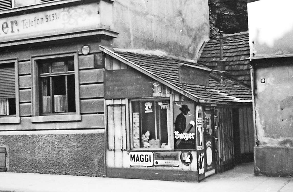 Ein Kiosk in der Hoppenlaustraße wirbt für Schweizer Zigarren der Marke Burger. Allerdings wird der Verkauf von Tabakwaren seit 1942 streng reguliert.