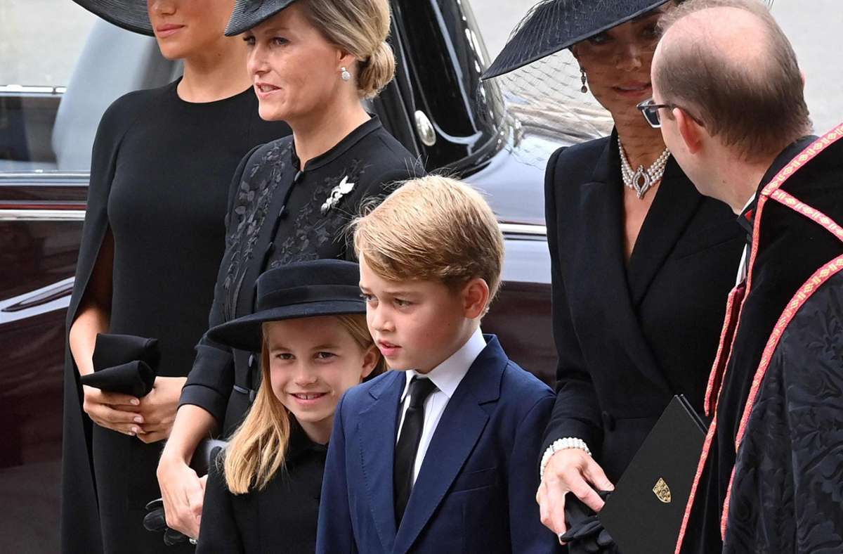 Prinz George und Prinzessin Charlotte kommen mit ihrer Mutter Prinzessin Kate zur Westminster Abbey.