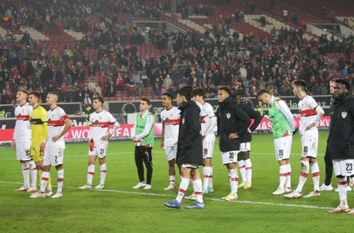 Die Profis des VfB Stuttgart stehen nach dem 0:1 gegen Bielefeld frustriert vor der Cannstatter Kurve Foto: Baumann