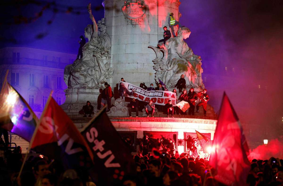 Auf dem Place de la République in Paris demonstrierten Menschen weiter gegen die Rentenreform.