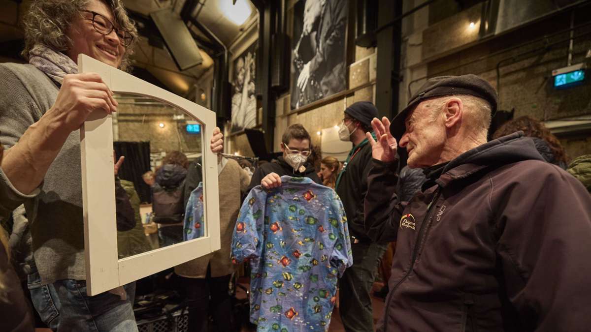 Passt? Ein Schnäppchenjäger betrachtet sich beim Nachtflohmarkt in der Schorndorfer Manufaktur im Spiegel.