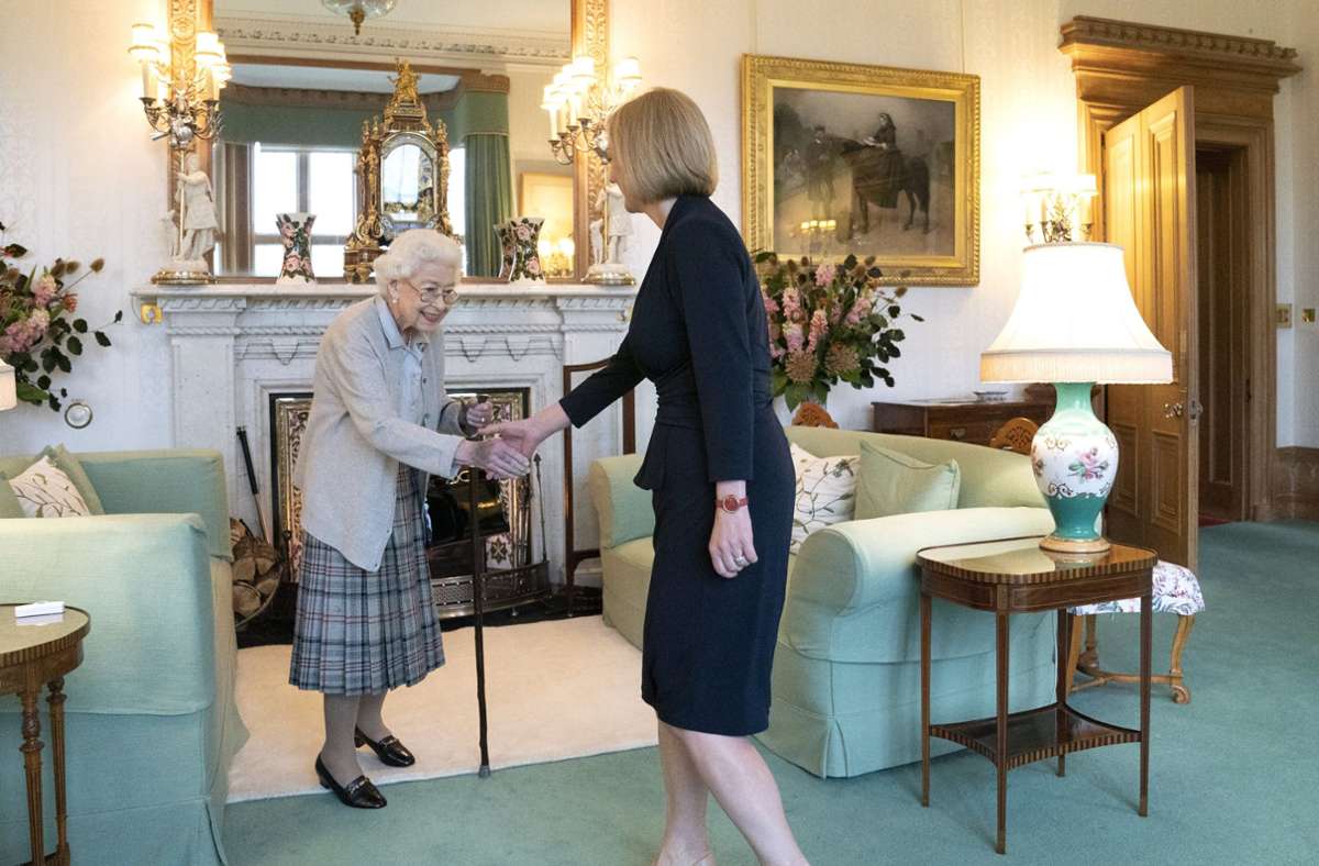 Die neu gewählte Vorsitzende der Konservativen Partei, Liz Truss (rechts), gibt während einer Audienz in Balmoral Königin Elizabeth II. die Hand, wo sie eingeladen wird, Premierministerin zu werden und eine neue Regierung zu bilden. Es ist der bisher letzte öffentliche Auftritt der Queen.