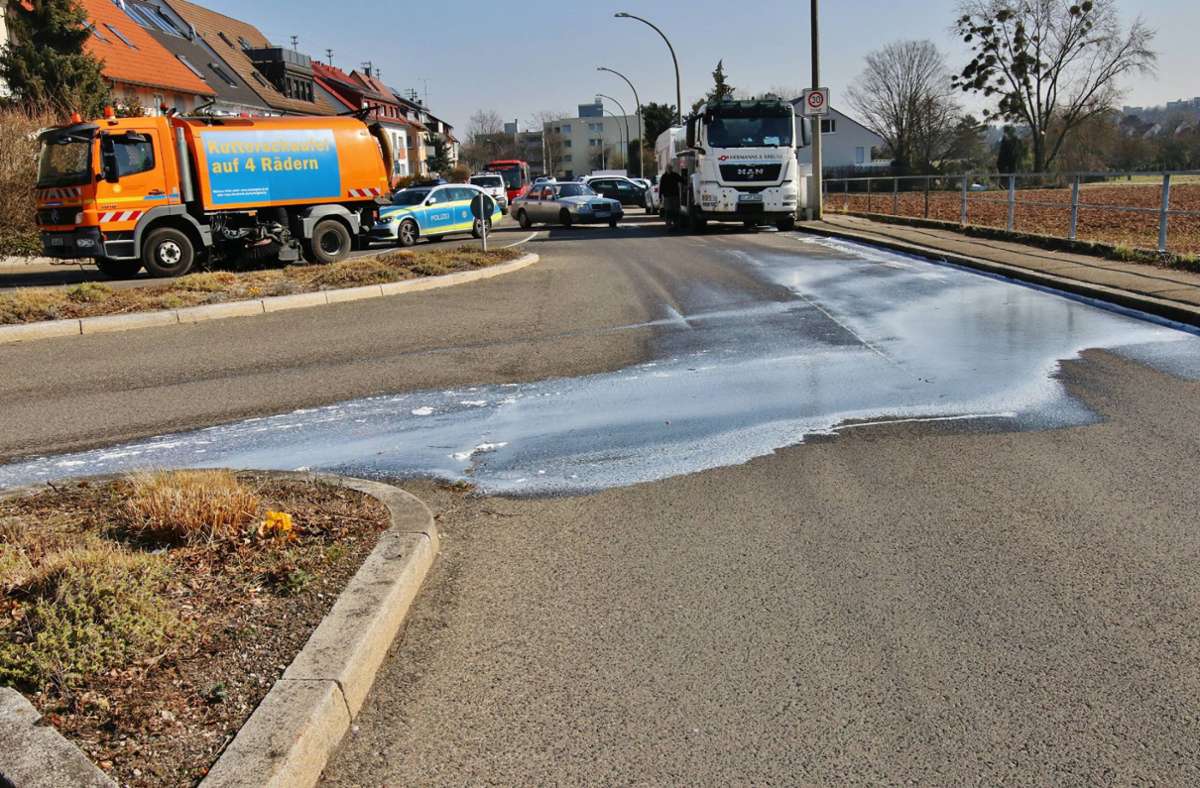 Ludwigsburg-Hoheneck: Tausende Liter Milch ergießen sich auf Fahrbahn – Straße gesperrt
