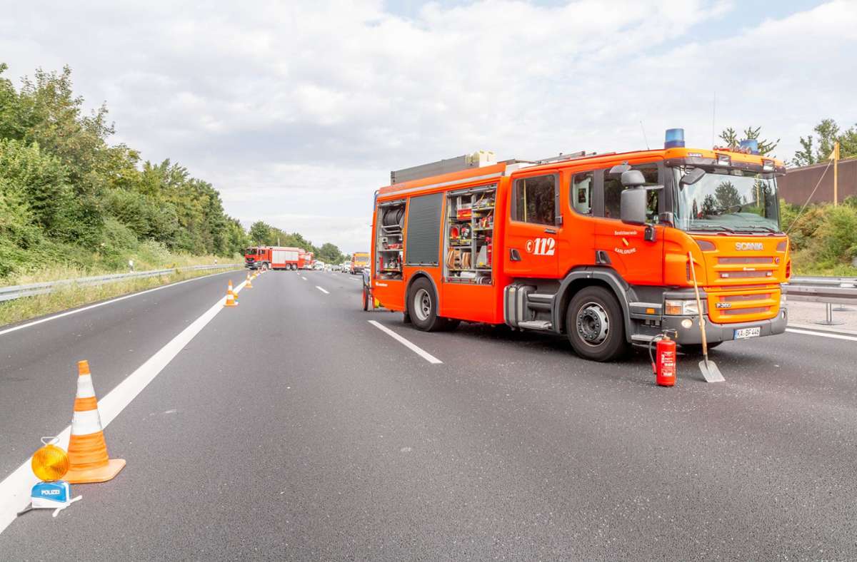 A8 bei Pforzheim: Frau rettet sich auf Autobahn aus brennendem Auto