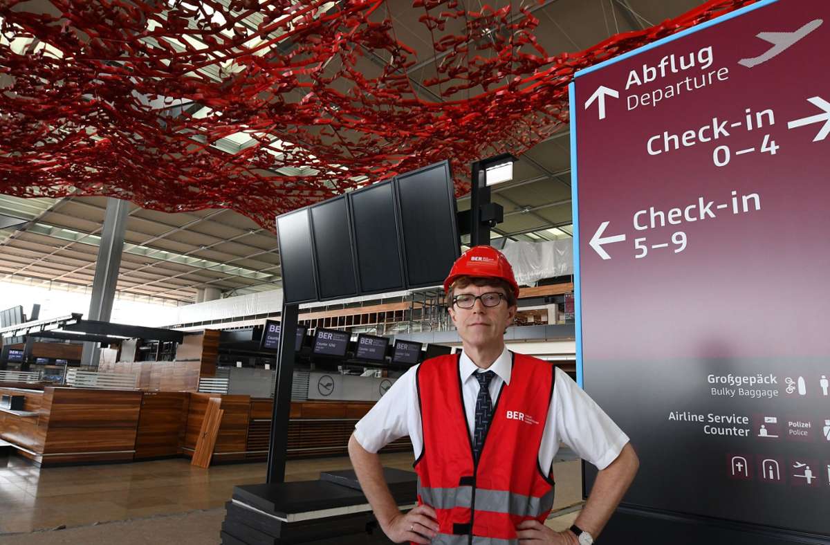 Flughafenchef Engelbert Lütke Daldrup im Terminal des Großflughafens BER, der Ende Oktober eröffnet werden soll Foto: dpa