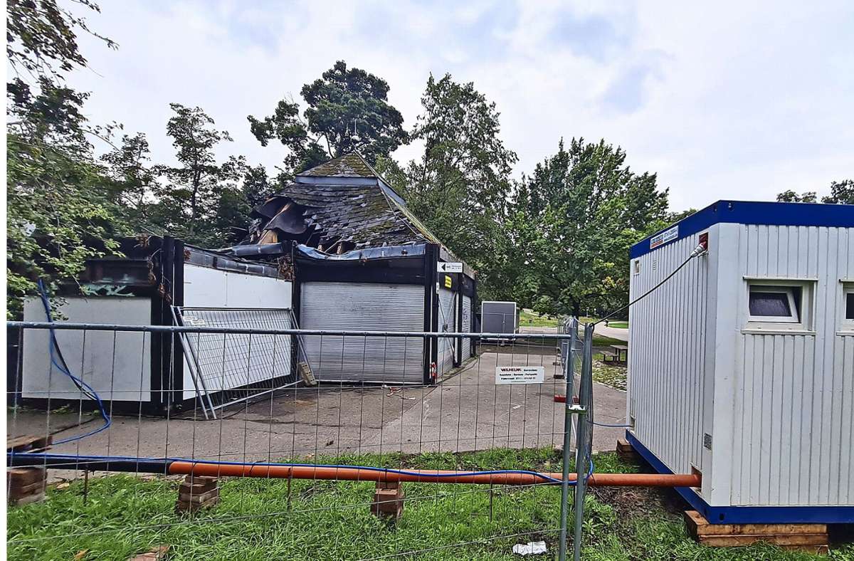 Das Dach des Pavillons, der 1977 zur Bundesgartenschau errichtet worden ist, ist zerstört. Ein Imbisswagen und    ein WC-Container  dienen dem Pächter als Ersatz. Foto: Sebastian Steegmüller