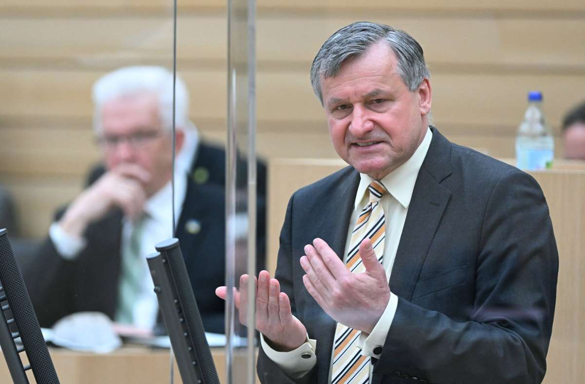 Am Rednerpult haben die Politiker, wie hier FDP/DVP-Fraktionsvorsitzender Hans-Ulrich Rülke,  in der Pandemie immer die Maske abgenommen. Das ist ab jetzt auch im Plenarsaal des Landtags wieder erlaubt. Foto: dpa/Bernd Weißbrod