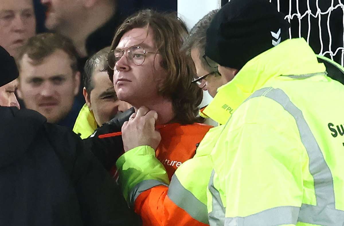 Protest während Premier-League-Spiel: Mann bindet sich während Partie   am Pfosten fest