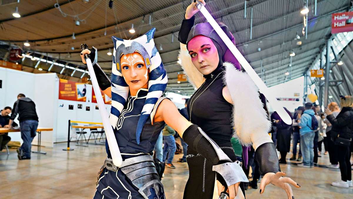 Mit Lichtschwertern für die Fantasie – auf der Comic Con in Stuttgart verwandeln Fantasybegeisterte die Messe in eine  offene Bühne.