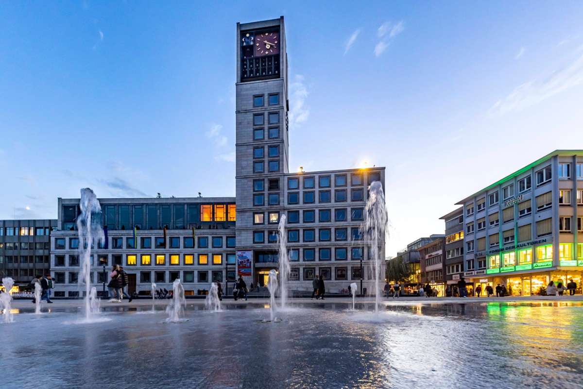 Das Rathaus in Stuttgart - was wird hier verdient? Foto: IMAGO / Arnulf Hettrich