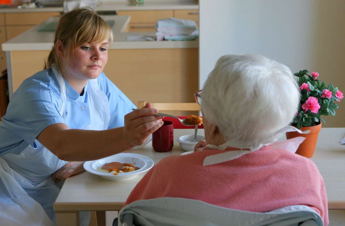 Viele Bewohner von Altenpflegeheimen brauchen Unterstützung beim Essen – doch nicht immer bleibt hierfür die Zeit. Foto: dpa/Bernd Wüstneck