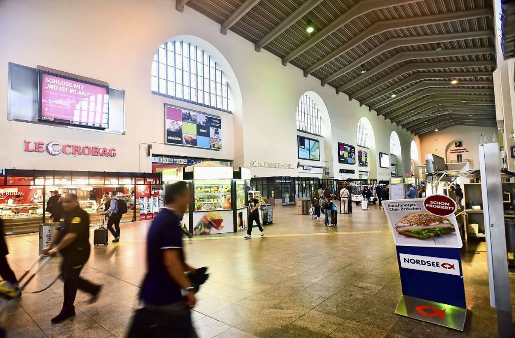 Die Große Querhalle des Hauptbahnhofs schließt – Umbau für ein Hotel und eine Einkaufsmall beginnt: Schalterhalle im Hauptbahnhof schließt