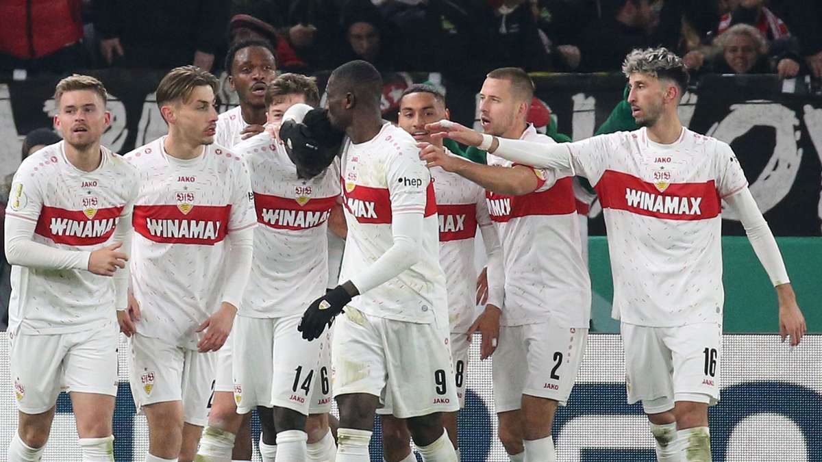 Das Team des VfB Stuttgart bejubelt den Erfolg gegen Borussia Dortmund im Achtelfinale des DFB-Pokals.